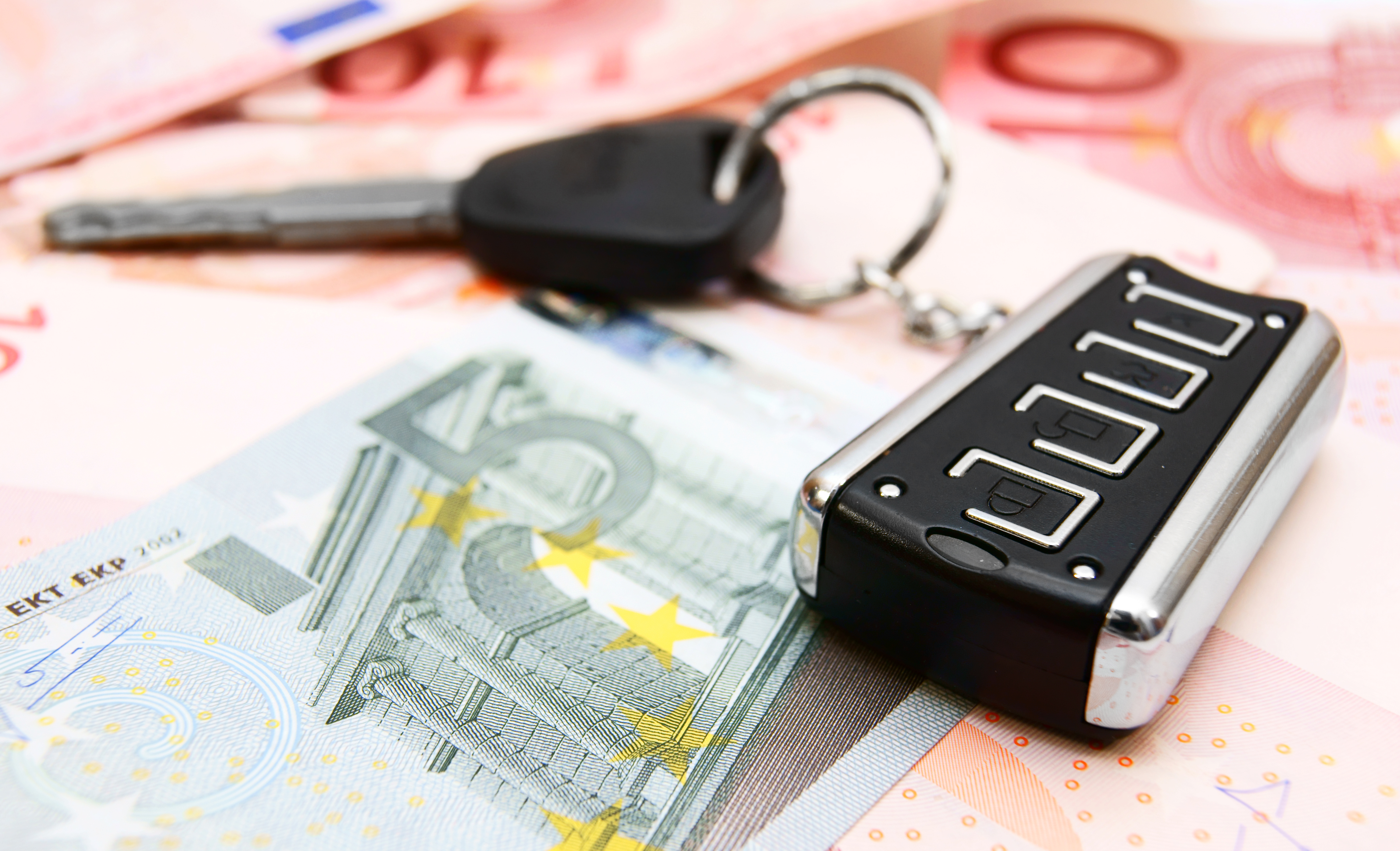 Easy Tips to Lower Auto Insurance Costs in 2025